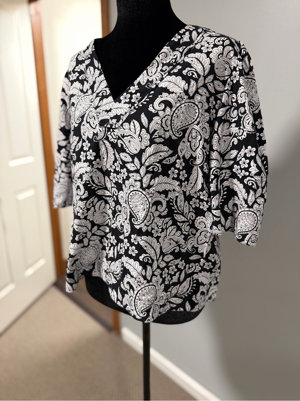 LOFT Black & White Paisley V-Neck Blouse – Size Medium – NWOT